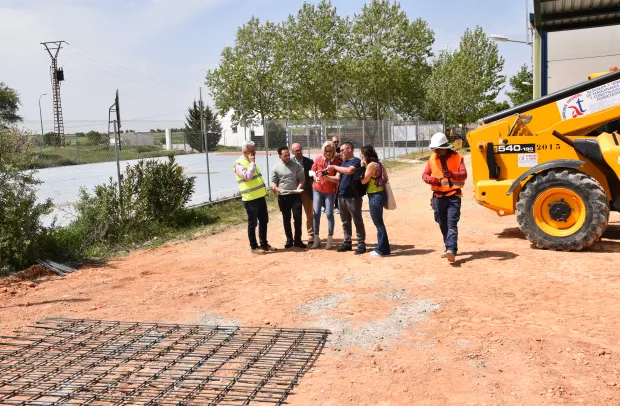 La delegada de la Junta, ha visitado junto al alcalde, José Esteban Pérez, las obras de la estación de autocaravanas.