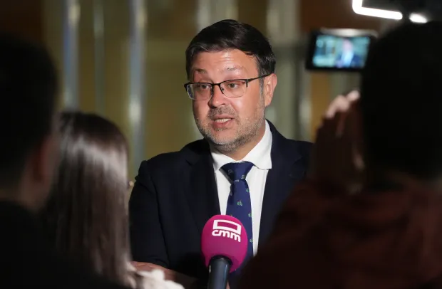 Amador Pastor haciendo declaraciones a los medios