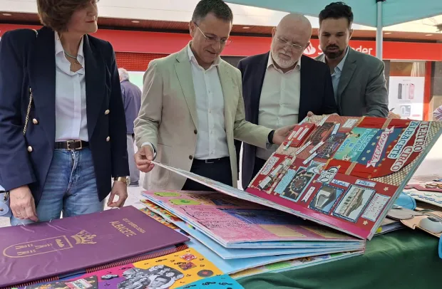 Los responsables públicos disfrutan de uno de los trabajos participantes en el programa El Libro Gigante