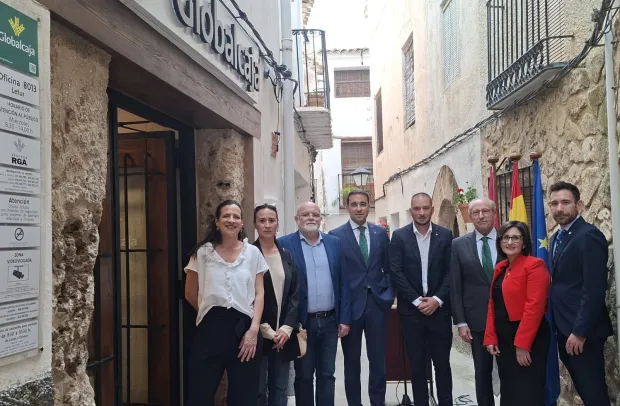 Minutos previos a la inauguración a las puertas de la nueva oficina