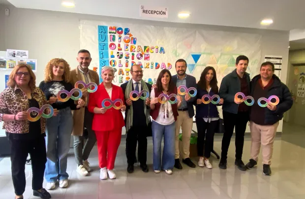 La delegada de la Junta participa en el Día Mundial de Visibilización del Autismo con APANAG
