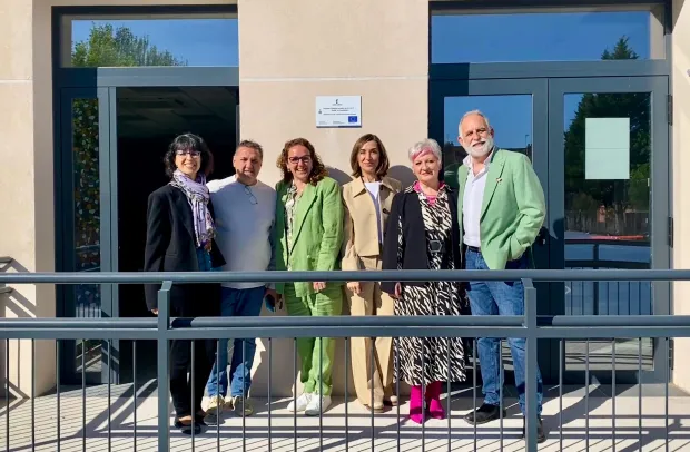 La delegada de la Junta, Rosa María García, visita el CEIP Badiel