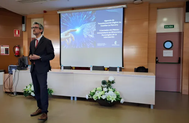 El director gerente de la Agencia de Transformación Digital de Castilla-La Mancha, Juan Ángel Morejudo, durante su intervención en la II Jornada del Máster Universitario en Dirección Estratégica y Tecnologías de la Información en la Universidad de Castilla-La Mancha (UCLM) en Talavera
