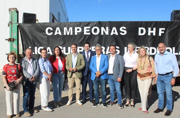 El director general de Juventud y Deportes, Carlos Yuste, ha asistido al partido de balonmano entre el Soliss Balonmano Pozuelo de Calatrava y el Lanzarote Puerto del Carmen