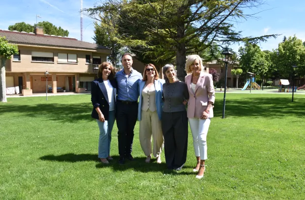 La delegada de la Junta, Marian López, y la delegada provincial de Bienestar Social, Susana Zomeño, han visitado las instalaciones de Aldeas Infantiles SOS en Cuenca