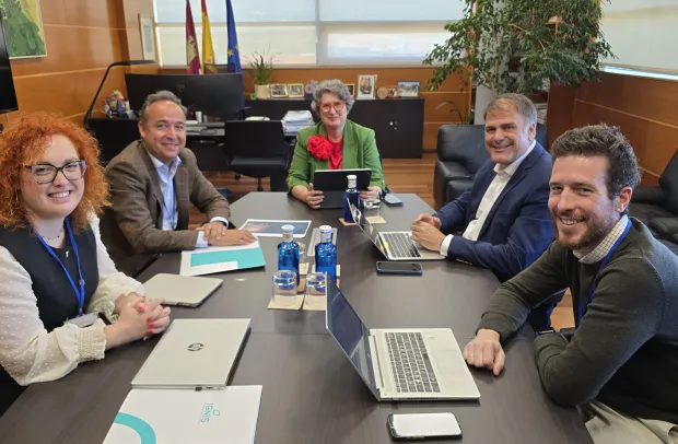 La consejera de Desarrollo Sostenible, Mercedes Gómez, ha mantenido una reunión de trabajo con los representantes de IGNIS para conocer los diferentes proyectos que la compañía energética está implantando en Castilla-La Mancha, así como sus planes de expansión con nuevas iniciativas vinculadas a las plantas solares, eólicas, el autoconsumo, los centros de datos.