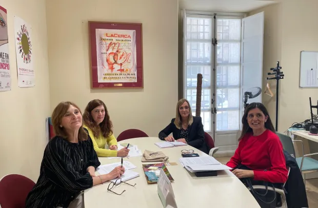 La delegada provincial de Igualdad, Lola Serrano, recibió a las tres empresas para la rúbrica del convenio.