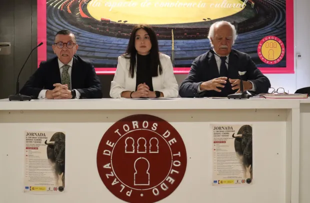 La directora general de Ordenación Agropecuaria, Lydia Benítez, inaugurando la Jornada ‘El toro bravo: ecosistemas, agrarios, economía, sociedad y cultura’