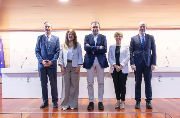 El Gobierno regional seguirá trabajando con la UCLM en las microcredenciales para proporcionar una formación continua a los profesionales en sectores estratégicos