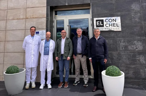 El delegado provincial de Agricultura, Ganadería y Desarrollo Rural, Ramón Sáez, junto a los directivos de El Conchel
