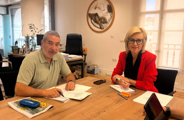 la delegada de la Junta en Cuenca, Marian López, se ha reunido con el alcalde de Valeria, Juan Pedro Martínez, para conocer los detalles del proyecto “Noches Mágicas en Valeria”