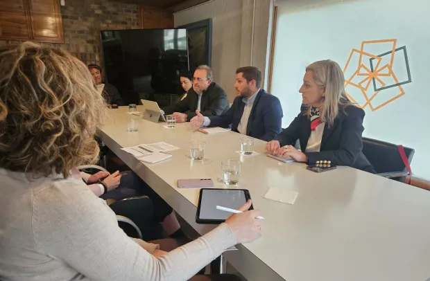 El consejero de Fomento, Nacho Hernando, se ha reunido con el presidente de la demarcación de Cuenca del Colegio Oficial de Arquitectos de Castilla-La Mancha, Juan José Ramón Vindel, y su Junta Directiva para hacerles partícipes de la Agenda y compartir las principales medidas que esta contempla.