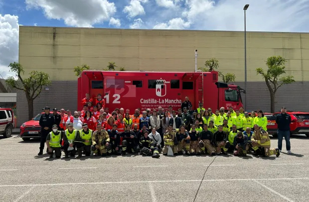 Efectivos de los grupos de emergencia que han participado en el simulacro del Plan de Emergencia Exterior de DHL-L’Oréal en Quer
