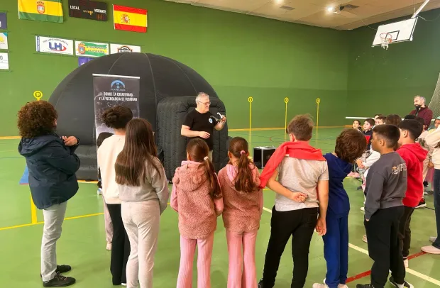El Gobierno regional acerca el planetario móvil al alumnado de 34 centros educativos con el objetivo de estimular la divulgación científica
