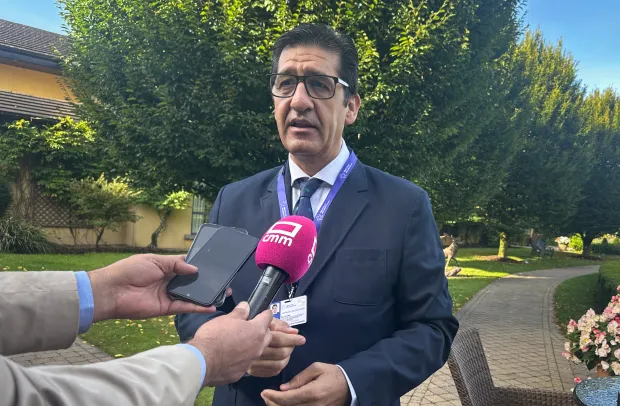 El vicepresidente segundo, José Manuel Caballero, ha recordado que el presidente García-Page confirmó que esta planta, que creará más de 200 empleos, se instalaría en Puertollano y que desde el Gobierno de Castilla-La Mancha se están iniciando trámites para poder desarrollar un encuentro con el vicepresidente de la Comisión Europea responsable de las materias primas que son estratégicas.    Por su parte, la directora general de Asuntos Europeos, Nazareth Rodrigo. ha explicado que el Gobierno regional ya