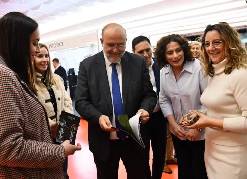 El vicepresidente primero del Gobierno regional, José Luis Martínez Guijarro, ha anunciado que la localidad conquense de Quintanar del Rey acogerá, el próximo mes de mayo, la ceremonia de entrega de los premios Gran Selección ‘Campo y Alma’