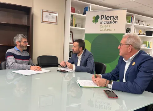 	El comisionado para la Accesibilidad del Gobierno regional, José Luis Escudero, ha mantenido una reunión con representantes de Plena Inclusión CLM