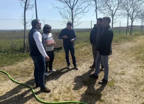el director-gerente de Infraestructuras del Agua de Castilla-La Mancha, Rubén Sobrino, durante la visita que ha realizado hoy junto a los responsables técnicos a Casarrubios del Monte