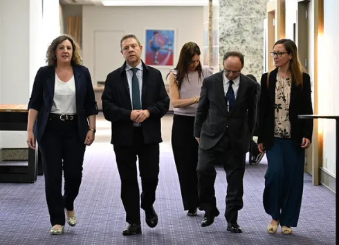 El presidente de Castilla-La Mancha, Emiliano García-Page, visita la acción comercial de vinos que organiza el Instituto de Promoción Exterior de Castilla-La Mancha en Interbev Wine Tasting.