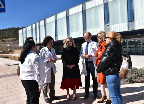 la delegada de la Junta en Cuenca, Marian López, en una de las paradas más demandadas del servicio, ubicada en el Hospital Universitario de Cuenca, junto a la delegada provincial de Fomento, Ana Ponce; el gerente del Área Integrada de Cuenca, José Antonio Ballesteros; la directora de Continuidad Asistencial y Calidad, Begoña Valverde; y la responsable de la empresa adjudicataria, Rubiocar, Ana Valladolid.
