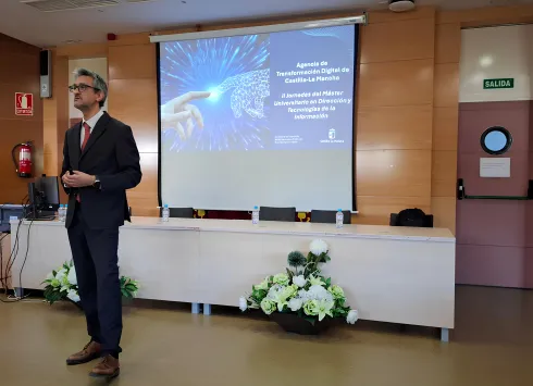 El director gerente de la Agencia de Transformación Digital de Castilla-La Mancha, Juan Ángel Morejudo, durante su intervención en la II Jornada del Máster Universitario en Dirección Estratégica y Tecnologías de la Información en la Universidad de Castilla-La Mancha (UCLM) en Talavera