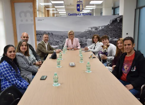 La delegada provincial de la Junta en Cuenca, Marian López, ha mantenido un encuentro con el presidente de ASDICU, Pablo Serrano, y otros miembros de la directiva