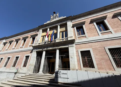 El Gobierno de Castilla-La Mancha ha impulsado, junto a la Universidad de Castilla-La Mancha (UCLM), el desarrollo y utilización del software más sostenible y los sistemas de inteligencia artificial, mediante actividades de formación y divulgación para concienciar a profesionales, ciudadanía y empresas en aras de la reducción del impacto energético y ambiental de las tecnologías digitales.