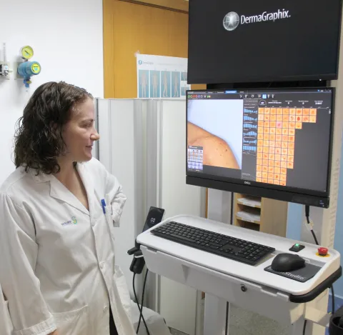 El Gobierno de Castilla-La Mancha refuerza la detección precoz del melanoma en el Hospital de Ciudad Real con un dermatoscopio de última generación