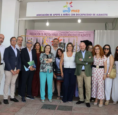 Alberto Jara, durante una visita a la Asociación 'Un@ Más' en la Feria de Albacete