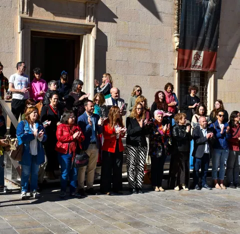 La consejera de Igualdad, Sara Simón, ha trasladado la “enérgica condena” del Gobierno de Castilla-La Mancha ante el presunto crimen machista de Valverde de Júcar (Cuenca) y ha enviado un mensaje “de apoyo y de cariño” hacia la familia y seres queridos de Luisa, la mujer de 37 años presuntamente asesinada por su pareja, que deja huérfanas a dos hijas menores con 6 y 14 años.