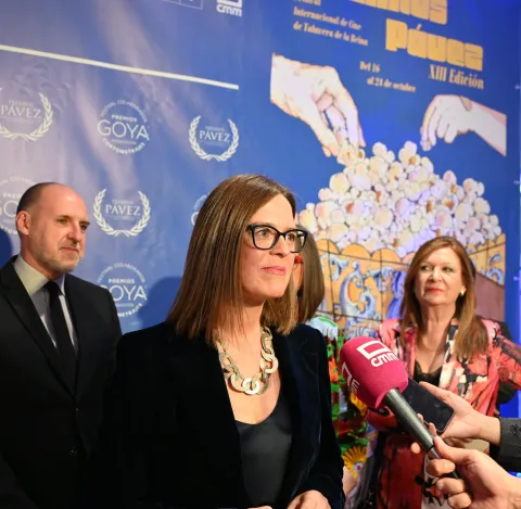 El Gobierno de Castilla-La Mancha ha destacado la contribución de los Premios Pávez a la difusión del cine y a la visibilidad de los profesionales del cortometraje. Así lo ha señalado la consejera portavoz, Esther Padilla, durante su asistencia a la XIII edición del Festival Internacional de Cine de Talavera de la Reina, donde ha felicitado a las personas galardonadas y ha agradecido a la asociación cultural Trax Trex Trix la organización de esta cita.