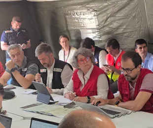 Mercedes Gómez apela al trabajo conjunto para frenar el avance del complejo de incendios Sierra Oeste y Burgohondo