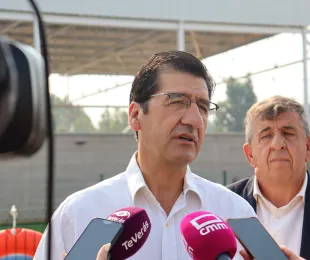 El vicepresidente segundo del Gobierno de Castilla-La Mancha, José Manuel Caballero, ha instado a proteger el medio rural desde la colaboración y la solidaridad institucional porque “no es momento de guardarse medios disponibles cuando la emergencia de los incendios no entiende de fronteras territoriales”. En este sentido, ha puesto en valor la actitud de colaboración y solidaridad que está manteniendo el Gobierno de Castilla-La Mancha y su presidente Emiliano García-Page.