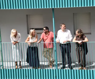 La delegada de la Junta en Cuenca, Marian López, ha visitado las obras de rehabilitación energética que se están ejecutando en la Comunidad de Propietarios Nuestra Señora del Buen Suceso número 4 de Cuenca capital
