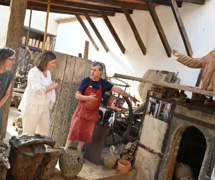 Patricia Franco ha visitado el taller de Alfarería Hermanos Peño en Villafranca de los Caballeros