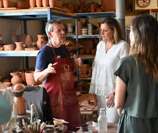 Patricia Franco ha visitado el taller de Alfarería Hermanos Peño en Villafranca de los Caballeros