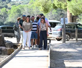 El programa de Turismo Azul Sostenible, que el Gobierno de Castilla-La Mancha ha desarrollado con cargo a los fondos europeos Next Generation como parte de una Acción de Cohesión en Destino, ha invertido más de 1,2 millones de euros en la mejora de accesibilidad, ambiental y en el ámbito de la sostenibilidad las zonas naturales de baño de la región. Así lo ha destacado la consejera de Economía, Empresas y Empleo, Patricia Franco, que ha visitado algunas de estas actuaciones en la Laguna Santos Morcillo, en