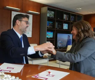 Amador Pastor y Carmen Amores firman un convenio