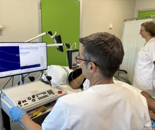 La Gerencia de Atención Integrada de Almansa potencia el diagnóstico neurológico con la incorporación de un nuevo equipo de electromiografía