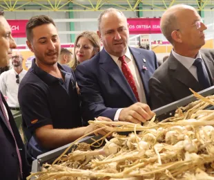 El Gobierno de Castilla-La Mancha seguirá respaldando al sector del ajo con apoyo económico y defendiendo el agua para los productores