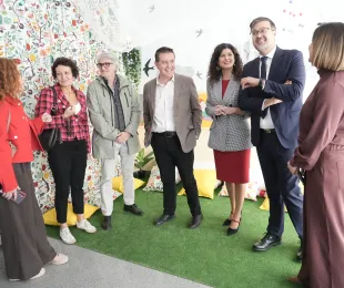 Amador Pastor en una visita al CEIP 'Benjamín Palencia' de Barrax