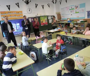 Amador Pastor en una visita al CEIP 'Benjamín Palencia' de Barrax