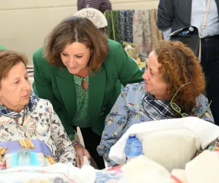 El Gobierno de Castilla-La Mancha valora la labor de las encajeras para legar esta técnica tradicional de la región de generación en generación
