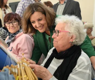 El Gobierno de Castilla-La Mancha valora la labor de las encajeras para legar esta técnica tradicional de la región de generación en generación