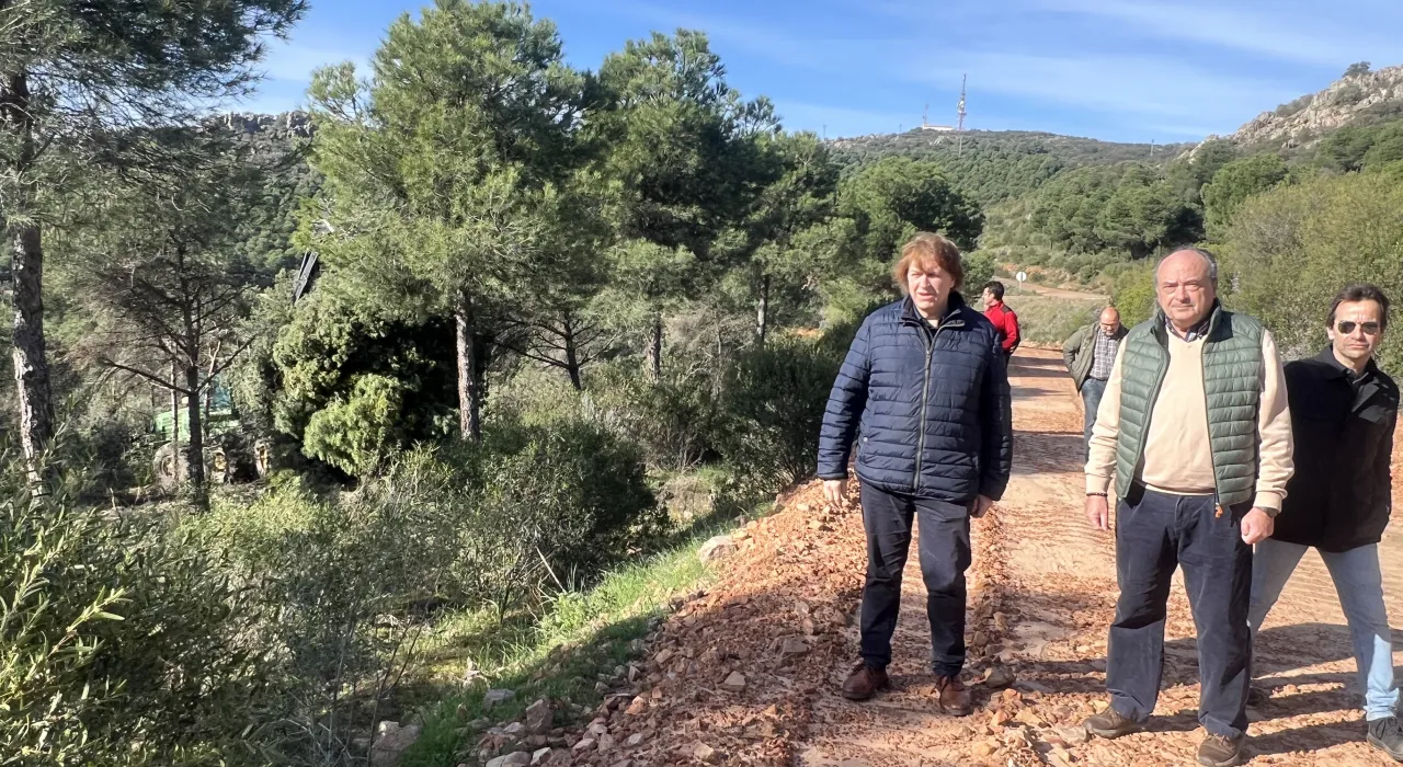 El delegado provincial de Desarrollo Sostenible durante su visita al monte público 'Quinto de Enmedio'