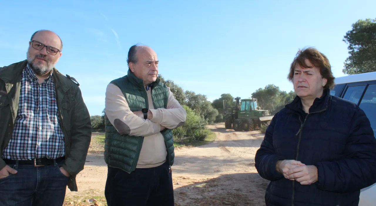 El delegado provincial de Desarrollo Sostenible durante su visita al monte público 'Quinto de Enmedio'