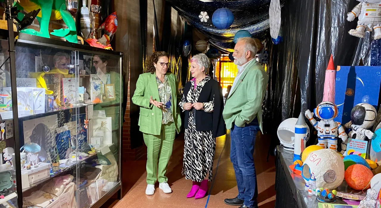 La delegada de la Junta, Rosa María García, visita el CEIP Badiel