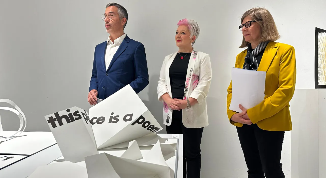 La delegada de la Junta, Rosa María García, inaugura la exposición 'Libros de artista'