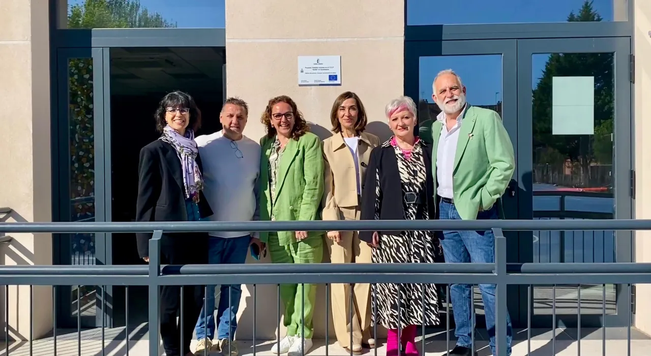 La delegada de la Junta, Rosa María García, visita el CEIP Badiel