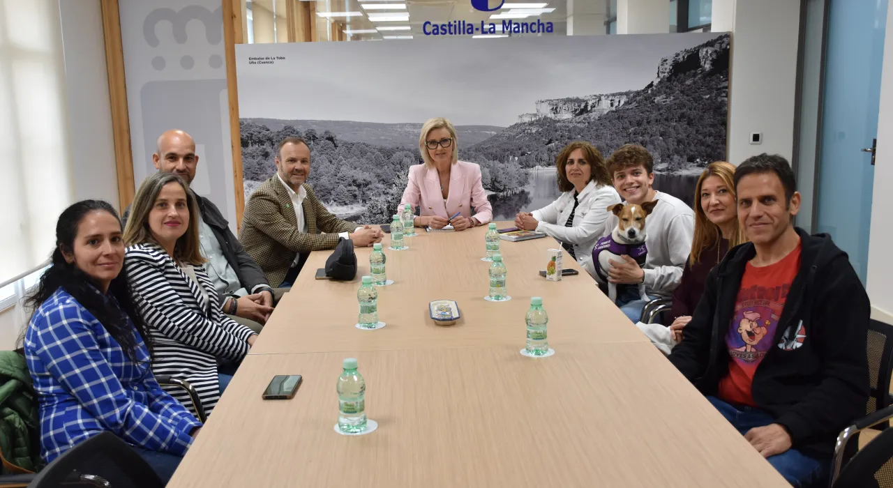 La delegada provincial de la Junta en Cuenca, Marian López, ha mantenido un encuentro con el presidente de ASDICU, Pablo Serrano, y otros miembros de la directiva